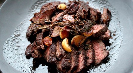 Steak with garlic and thyme